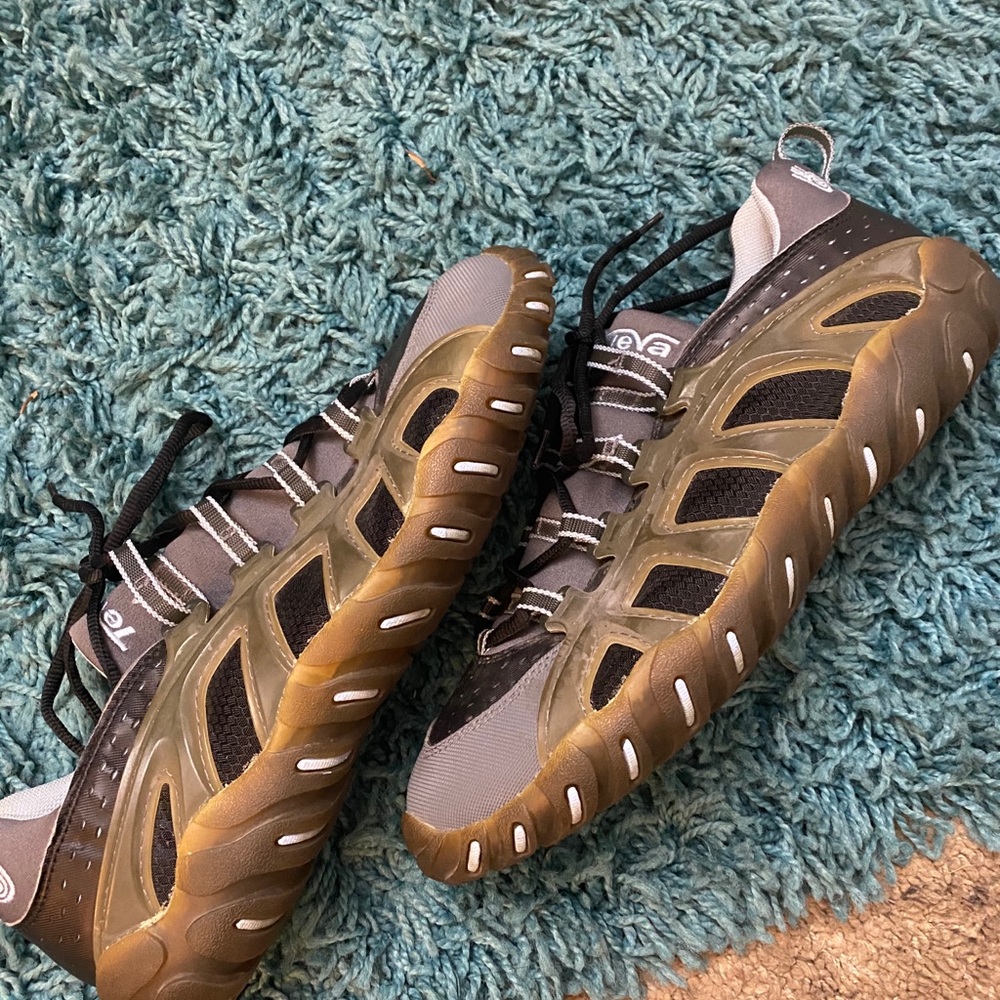 TEVA Running Shoe❤️